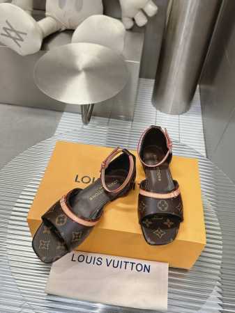 平底 真皮大底 24S春夏新款丹宁牛仔猫跟系列 Lv老花越看越耐看加上牛仔就又多一点俏皮感夏日搭配短裤短裙阔腿长裤都很好看小猫跟也有一定的高度夏日姐妹必冲 码数 - 点击图像关闭