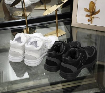 香奈 Chanel 2官网封面经典休闲运动鞋，巴黎时装周 Chanel 走秀款，意大利购入原版鞋1：1制作，面料：原版订做高反光材料 高丝光绒面牛皮，透气网格拼