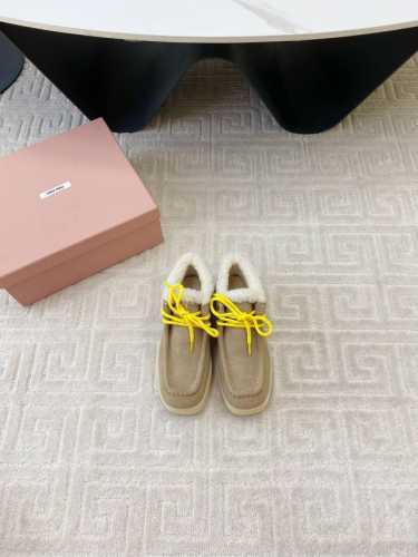出厂 MiuMiu缪缪秋冬走秀款 厚底 系带 羊毛 方头休闲鞋 经常出现在各大时装杂志封面 各路明星、小红书博主都有钟爱 妥妥的增高神器 搭配五金logo更显优