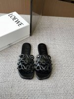 Loewe 罗意威 25Ss 春夏新品拖鞋 简约设计感觉更干净优雅 让你念念不忘 颜色也很耐看 上脚瞬间气质十足气场 简直帅气有型 鞋面采用牛皮印花 内里羊皮垫