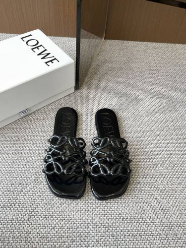 Loewe 罗意威 25Ss 春夏新品拖鞋 简约设计感觉更干净优雅 让你念念不忘 颜色也很耐看 上脚瞬间气质十足气场 简直帅气有型 鞋面采用牛皮印花 内里羊皮垫