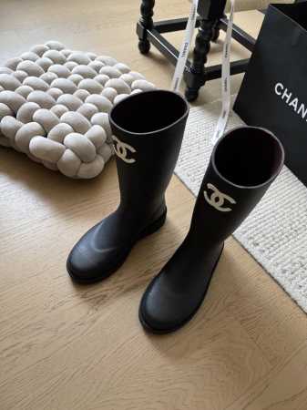 P300 Chanel 无缝顶版雨靴！原版独家磨具1：1 原版开模顶级版本！ 橡胶材质区别市场通货 天然橡胶占比80% 区别市场通货含胶率不到30% 码数：35 - 点击图像关闭