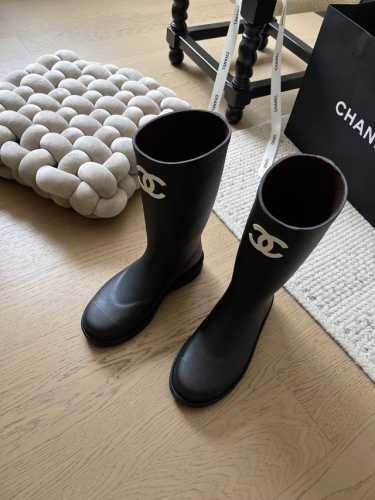 P300 Chanel 无缝顶版雨靴！原版独家磨具1：1 原版开模顶级版本！ 橡胶材质区别市场通货 天然橡胶占比80% 区别市场通货含胶率不到30% 码数：35