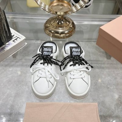 出厂单鞋340拖鞋330Miu Miu 2025春夏新款的休闲运动小白鞋和半拖，真的美炸啦！全新鞋带，清新甜美_ 运动小白鞋，简约而不简单。经典的白色，超级百搭