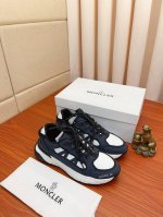 实价： Moncler 蒙口、官网同款 高品质男鞋 材料：定制小牛皮 内里真皮鞋垫 原版开模防滑大底款式类型：男士休闲运动鞋 系带款男鞋系列 欧美潮流风格 随意
