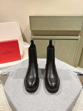 Valentin* 华伦天奴新款 秋冬百搭素面靴上新 三个款型全新的诠释方式首发！最新百搭长短靴众多明星同款！时尚度爆棚～ 鞋面： 原版定制丝绸牛皮 内里：原版 - 点击图像关闭
