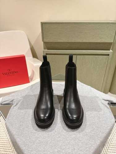 Valentin* 华伦天奴新款 秋冬百搭素面靴上新 三个款型全新的诠释方式首发！最新百搭长短靴众多明星同款！时尚度爆棚～ 鞋面： 原版定制丝绸牛皮 内里：原版