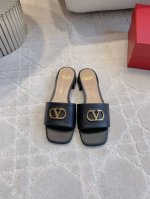 出厂价p Valentin*新款方头 扣拖鞋 经典 扣装饰尽显精致感 舒适又百搭 鞋面牛皮 Zp开模五金扣 内里垫脚羊皮 意大利真皮大底 尺码35-39 40