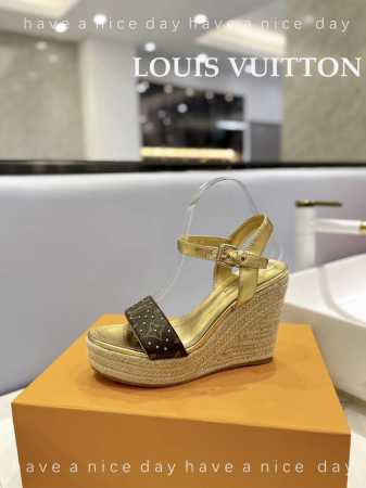 价格 Louis Vuitton 2024 走秀 款厚底凉鞋 香港原版购入一比一开模 今年的款式比去年增加了老花原素 显得更为大牌 老花元素面款 内里垫脚全羊皮 - 点击图像关闭