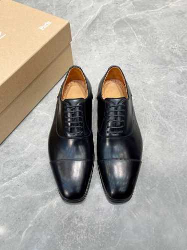 元christian Loubouti*高端男士皮鞋，原单品质，高端精品！鞋面鞋头采用进口牛皮搭配cl专用材质打钉设计，大方舒适透气。进口牛皮内里，原版定制真皮