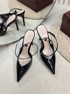 gucci 24Ss春夏新款 G家尖头交叉V型系列，经典再现，简约设计高雅品质，鞋面以开边珠材料匠心打造，鞋面缀饰亮眼交叉小斜边的设计，后带着釆用松紧带五金品牌