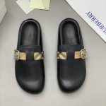 男士休闲半拖鞋 -此款运动鞋面采用柔软牛皮面料，融入格纹图案压花，搭配压纹双色鞋底，其上点缀品牌标识，设有可调试B字型扣环束带，松弛感拉满满。 码数：38-46