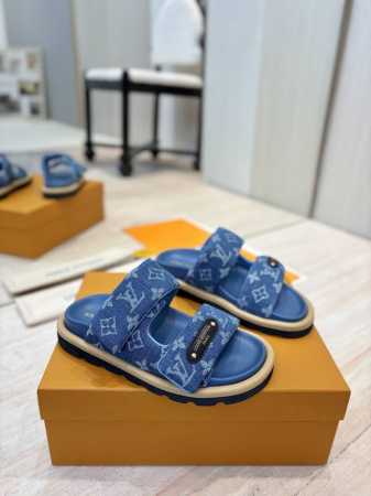 出厂价pp： 情侣款 Lv驴牌L家 2025爆款 浮雕Logo 压花 凉拖鞋 本款 pool pillow Comfort 平底凉拖取材科技织物，以高频压印技术 - 点击图像关闭