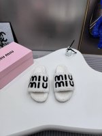 橙子出厂价 MiuMiu 缪缪 2024秋冬新款毛毛拖鞋 欧美名媛 明星 网红girl 大爱款 ，冰岛进口羊毛 单色羊毛蓬松柔软 亲肤柔软冬季必备款 富有时尚元
