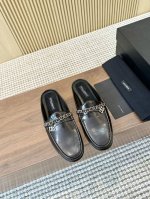 D&G Ariosto系列 男士半拖 以全新版本创意呈现。横杠链条d G金属logo标志性标牌装饰别具一格。 风格优雅考究，鞋面横带饰点缀 D-G 流苏扣造型徽
