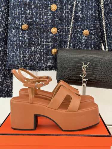 厂价 Hermès 爱马仕经典H厚底凉鞋依旧是永恒经典的H造型 极约复古的设计 浓厚的异域风情厚底在拉长腿方面真的yyds百搭舒适 上脚秒变大长腿！面料采用进口