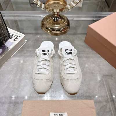 出厂 Miu Mi* 25Ss早春新款德训包头拖鞋 官网同步高版本！原版牛皮面料搭配精致芽边，每一寸皮质都透着低调的奢华感，穿上就是 不刻意的高级 。 可调节绑
