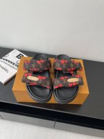 Lv 2025爆款 浮雕Logo 压花 凉拖鞋 pool pillow Comfort 平底凉拖取材科技织物 以高频压印技术重绎 Monogram 图案 柔软加
