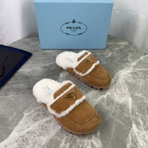 P家最新款 面：高丝光牛反绒 里：原版定制全真羊毛 垫：全真羊毛 底：防滑耐磨花纹橡胶大底 标志性三角标，原版包装 size ：35-41