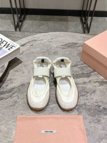 MiuMiu 缪缪 25ss 春夏新款 饼干鞋 阿甘鞋休闲运动鞋miumiu最新爆款 前卫大胆的设计，Miu Miu风格融于此款厚底帆布运动鞋的简约线条，别致徽
