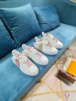 本款 Time Out 运动鞋取材光滑牛皮革，以金属质感皮革勾勒鞋后。Monogram 花卉、Lv 铭纹心形装饰和路易威登标识依次点缀鞋面，搭配加厚外底，为经典