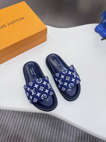橙子出厂价p louis Vuitton 路易威登 Lv新款 魔术贴平底拖鞋 休闲凉拖 情侣款 专柜同步更新 鞋面采用独一无二的驴家独特面料 面料轻盈透气 超轻