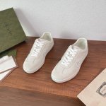 编码： Gucci 古驰 情侣款运动鞋出货 官网抢先款！这款运动鞋设计灵感源自意大利海岸的夏日风情和海滩俱乐部。低调内敛的互扣式双g巧妙呼应贯穿该系列的含蓄设计