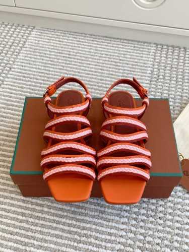 批 代购级 Loro Piana Lp Sprightly Charms系列凉拖鞋 罗马凉鞋 Sprightly Charms 凉鞋 以方形鞋头和鞋跟展现全新创
