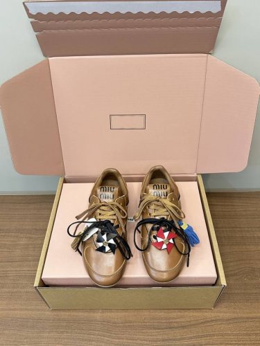 顶级版本 miumiu 缪缪25S新品情侣款撞色网布休闲德训鞋 miu Miu 缪缪大秀上爆出的这双球鞋 后全球各大代购官网火爆上市. 简单很随意不羁又能体现单
