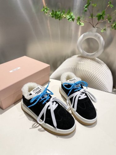 出厂价 MIUMIU 缪缪2024新款美式复古风~ 颜值担当火爆款运动鞋 不得不入的一款～做旧时尚，简约高级 随意搭配上脚非常舒适，年度必入款！ 早春最新走秀款
