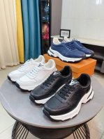 出厂价P Lv 男鞋高端品牌：官网1：1最新力作：鞋面采用意大利进口头层牛皮冲孔设计全真皮内里制作，让行走更加便捷舒适！独家新款，惊世之作 ！打造时尚个性衬托你