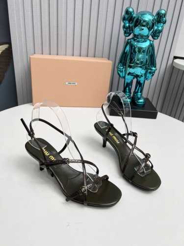 工厂 2024 新款新品 MIU MIU 全新超美装饰搭配,时尚淑女气质十足 双色拼接 又不乏美艳色彩,外侧附带弹力象巾 上脚非常方便意大利引进的原版楦头是最新