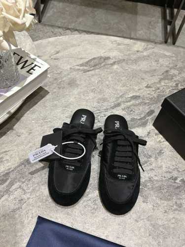 Prada 普拉达春夏秀款薄底德训鞋半拖女 25ss秀款出境率最高的单品 鞋面麂皮有肌理感，内里羊皮包裹，软软糯糯的 鞋垫加厚小羊皮，踩上去无比舒适，有支撑感，