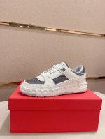 工厂价 Valentl华伦天奴 顶尖工艺 华伦天奴，时尚休闲运动款，多元素拼色！纯正高品质可1：1比较！面料：原版小牛皮 再生尼龙！内里：小羊皮附垫！质感、舒适