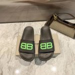 出厂： 巴黎世家双B扣情侣款拖鞋、真皮版本、注意真皮版本不可碰水拒绝劣质材质、细节决定一切、这个夏天怎么可以少的了它、买两双居家、旅行放车尾箱也是个不错的选择