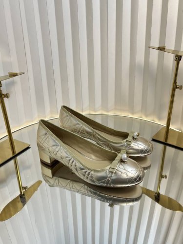 迪奥 Dior 2025春夏高定系列新款 Ballet 标志性电绣藤格纹低跟芭蕾舞女鞋 Cd字母Logo珍珠扣粗跟蝴蝶结凉鞋 材质 进口金属羊皮 环保藤格纹粗花