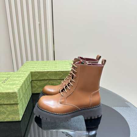 2024秋冬最新GUCCI 条纹织带侧拉链系带短靴沟纹厚底踝靴，烟管短靴，取材自马术世界的条纹织带已经成为高雅俱乐部的象征，正在以新的方式重新登场。这款靴子采用 - 点击图像关闭