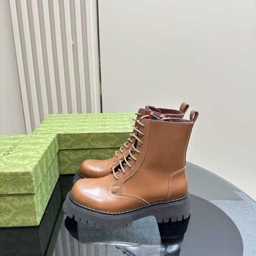 2024秋冬最新GUCCI 条纹织带侧拉链系带短靴沟纹厚底踝靴，烟管短靴，取材自马术世界的条纹织带已经成为高雅俱乐部的象征，正在以新的方式重新登场。这款靴子采用