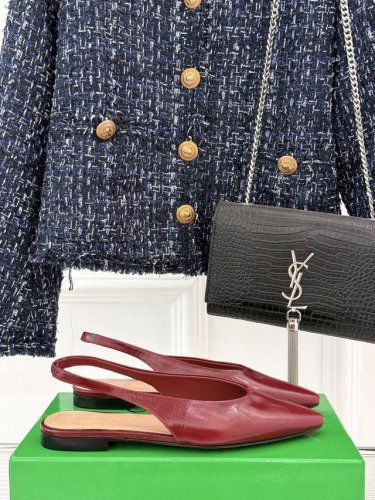 厂价 bottega Venet* Bv葆蝶家 25Ss新品平底后空凉鞋 设计舒适时尚 让你爱不释手 既显气质又显高贵 鞋面采用原版定制皮料 内里垫脚均为混种羊