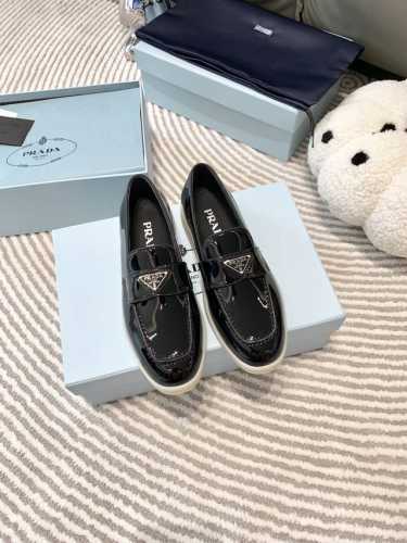 出厂价Pp女款 P350、男款 P360、Prada最新款普拉达春夏新款一脚蹬乐福鞋！真的是经典啊！ 顶奢潮流风范，演绎都市精英 设计彰显功能性与科技感 新颖压