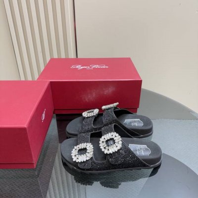 厂价p 满钻 Roger Vivier Rv双钻扣拖鞋 夏日淡淡 一双好穿的拖鞋太重要了 中性潇洒的勃肯鞋型 一试就爱上 侧面方钻扣好闪 直男老爸看都了夸 拍照