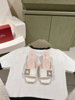 钻扣拖鞋 Rogervivier罗杰 维维亚， Viv' Go-Thick金属扣穆勒鞋从五十年代朋克风汲取灵感，以皮革手工制作，点缀圆角金属扣，厚底设有凹槽条纹