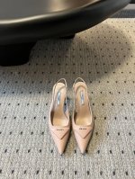 prad* 尖头小猫跟三角标高跟鞋漆皮设计的女款高跟鞋 真的不要太好看 还做了后系带设计 小性感简约大气 太好看了吧 这一季的Prada小猫跟配上三角扣的设计