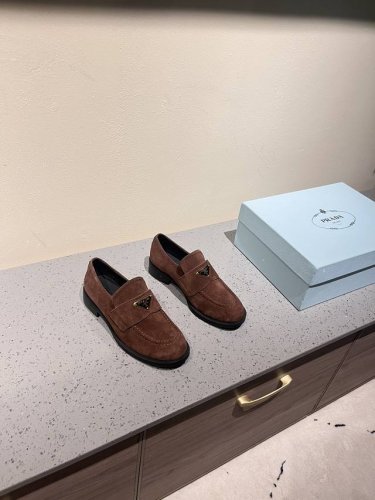 PRADA 2024普拉达秋季最新款经典型定形底粗跟圆头乐福鞋 新款楦型线条升级修改，官方最新线条，大底是新版成型大底更加柔软轻便，款式延续了普拉达一贯的一脚蹬