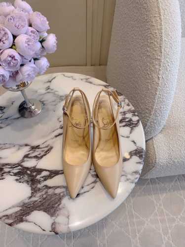 出厂价 Christian Loubouti* 新款红底高跟鞋 流畅的曲线勾勒曼妙风情 尽显性感风姿 万年经典款 鞋面牛皮 内里垫脚羊皮 原版进口AR1顶级真皮