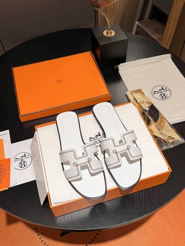 出厂 Hermes 爱马仕 2024新款 经典平底H拖鞋 旅游度假沙滩凉拖 码数：35-42