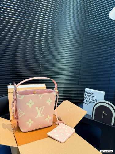 配折叠盒子 盲猜这次Lv上新黑马是All In Bb Lv水桶 Lv尤物 尺寸：17.5 18.5 货号14356Hy