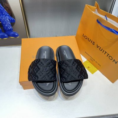 Louis Vuitton 路易威登 LV魔术贴拖鞋 凉拖 情侣款 浮雕logo 压花 柔软加垫鞋面搭配可调节魔术贴 舒适韧性鞋垫再添和谐色彩 码数：3