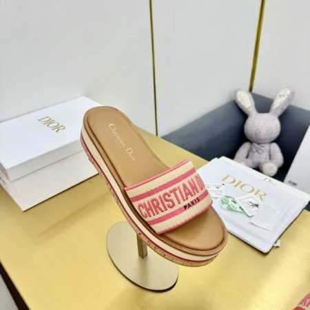 出厂价 Dior夏季糖果色厚底凉拖 这款 Dway 厚底凉拖来自 Dioriviera 限定系列，设计时尚休闲。自然色酒椰草和糖果色棉质鞋面饰以 Christi - 点击图像关闭