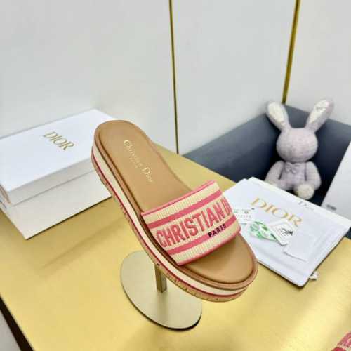 出厂价 Dior夏季糖果色厚底凉拖 这款 Dway 厚底凉拖来自 Dioriviera 限定系列，设计时尚休闲。自然色酒椰草和糖果色棉质鞋面饰以 Christi